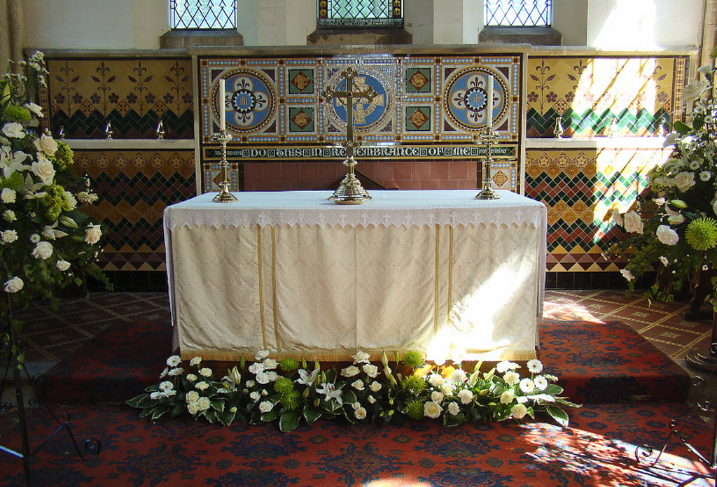 Decorazioni-floreali-per-un-matrimonio-in-chiesa-come-sceglierle-e-disporle (3)